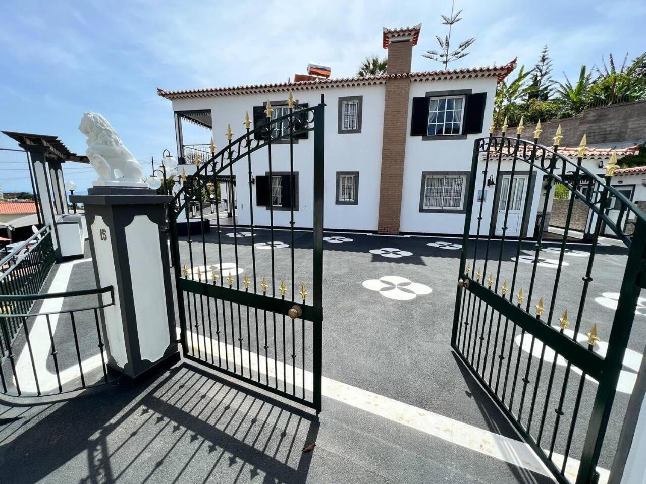 Comfortable 2-Bedroom Apartment For Relaxing Stays Funchal  Bagian luar foto