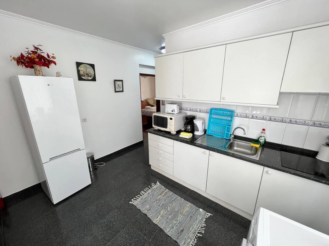 Comfortable 2-Bedroom Apartment For Relaxing Stays Funchal  Bagian luar foto