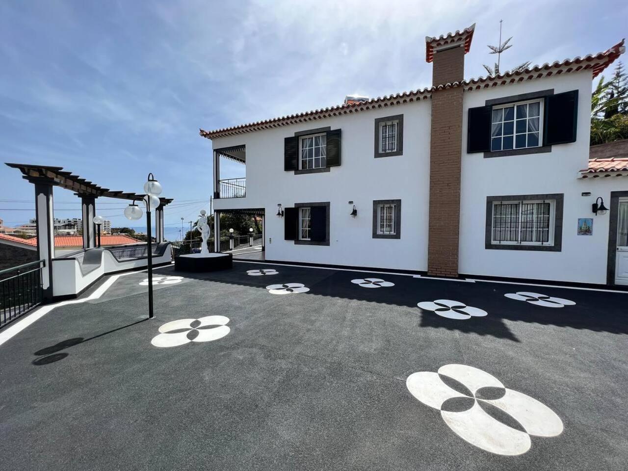 Comfortable 2-Bedroom Apartment For Relaxing Stays Funchal  Bagian luar foto